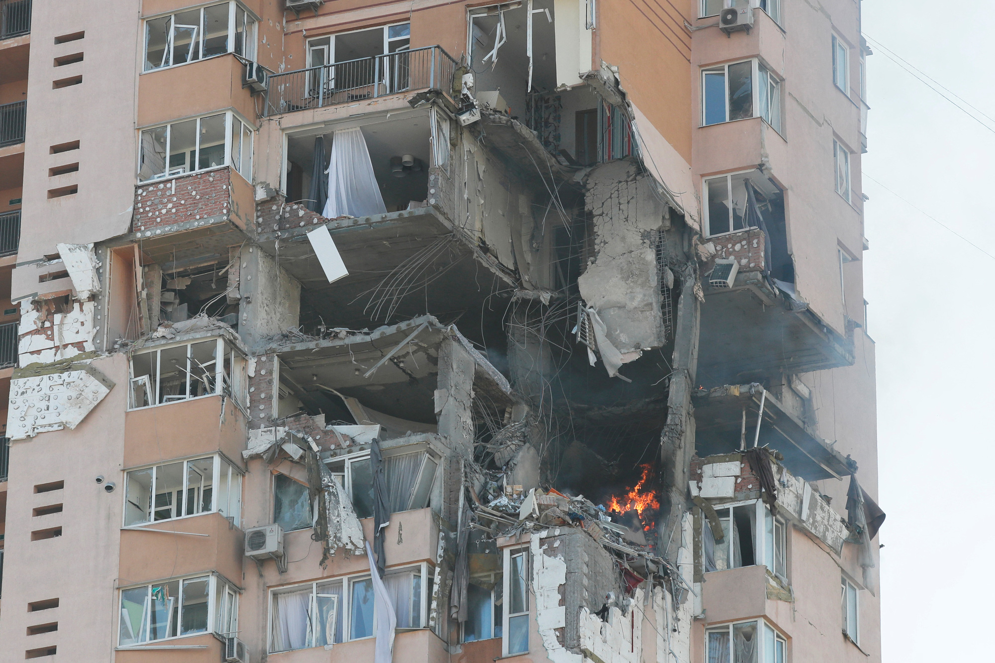 Chùm ảnh Kiev chìm trong khói lửa chiến sự, Ukraine báo cáo hàng trăm thương vong  - Ảnh 5.