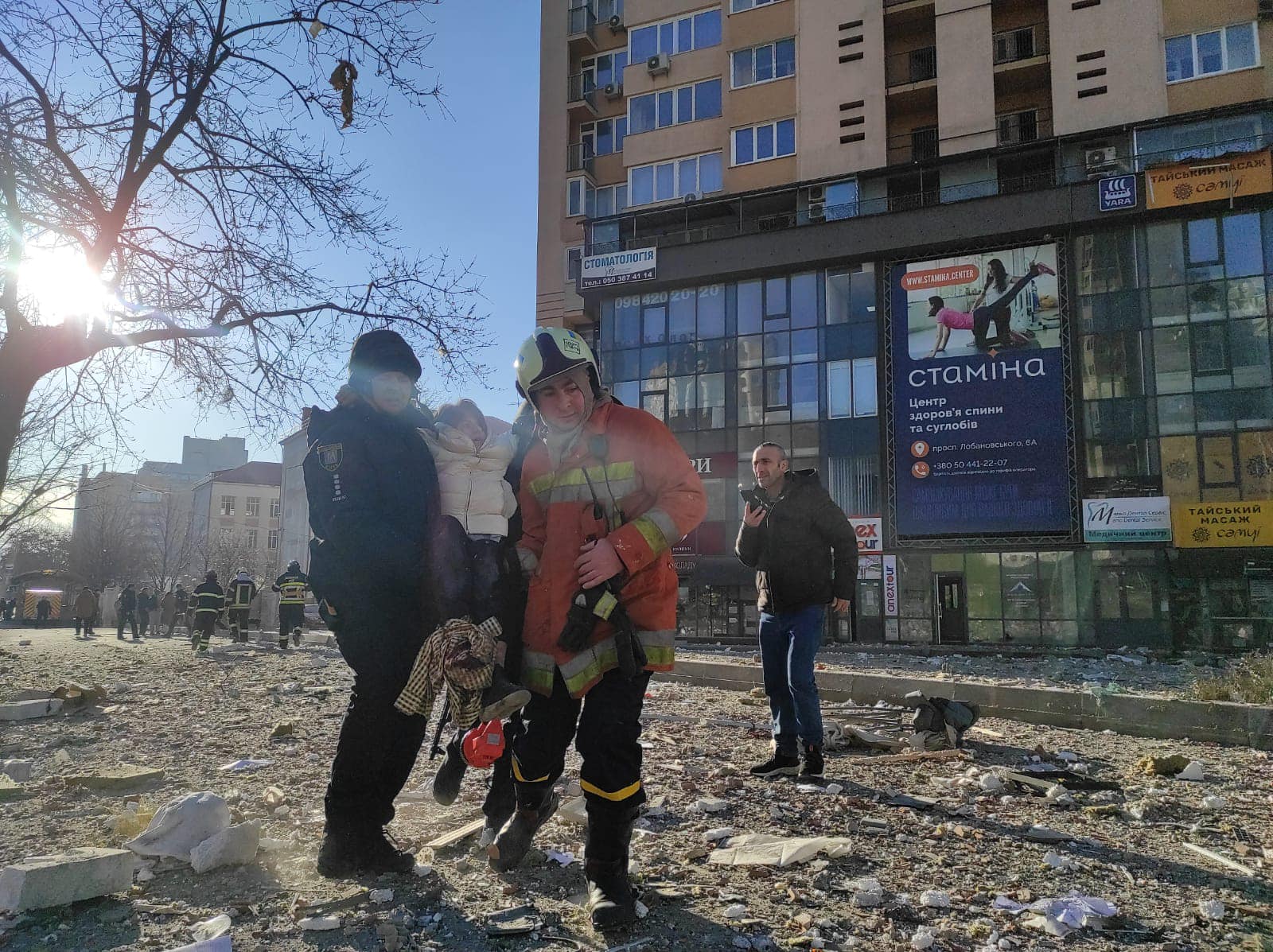 Chùm ảnh Kiev chìm trong khói lửa chiến sự, Ukraine báo cáo hàng trăm thương vong  - Ảnh 7.