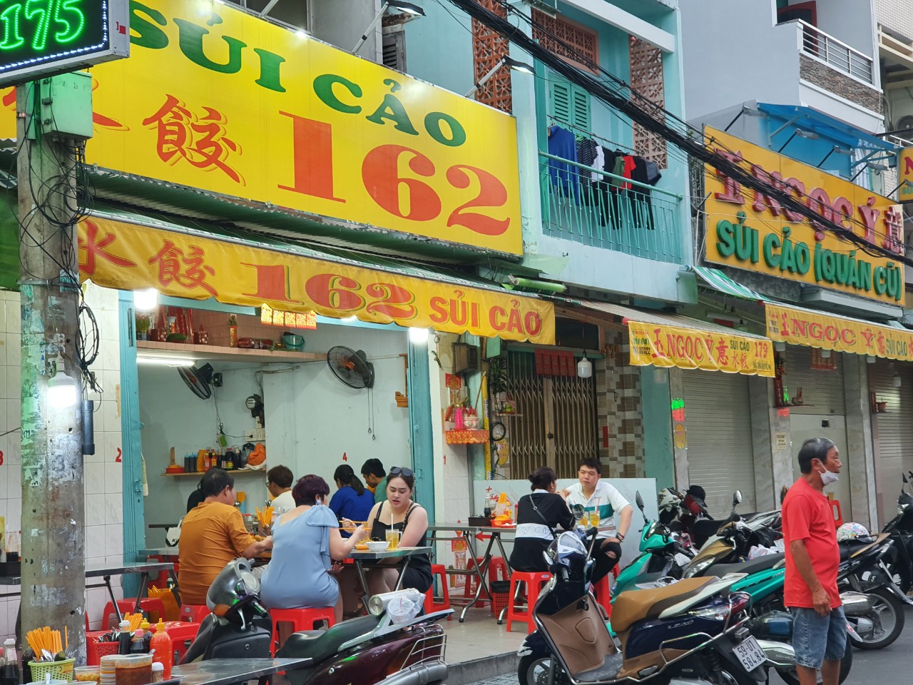 Đường Hà Tôn Quyền - phố sủi cảo nổi tiếng nhất Sài Gòn - Ảnh 1.