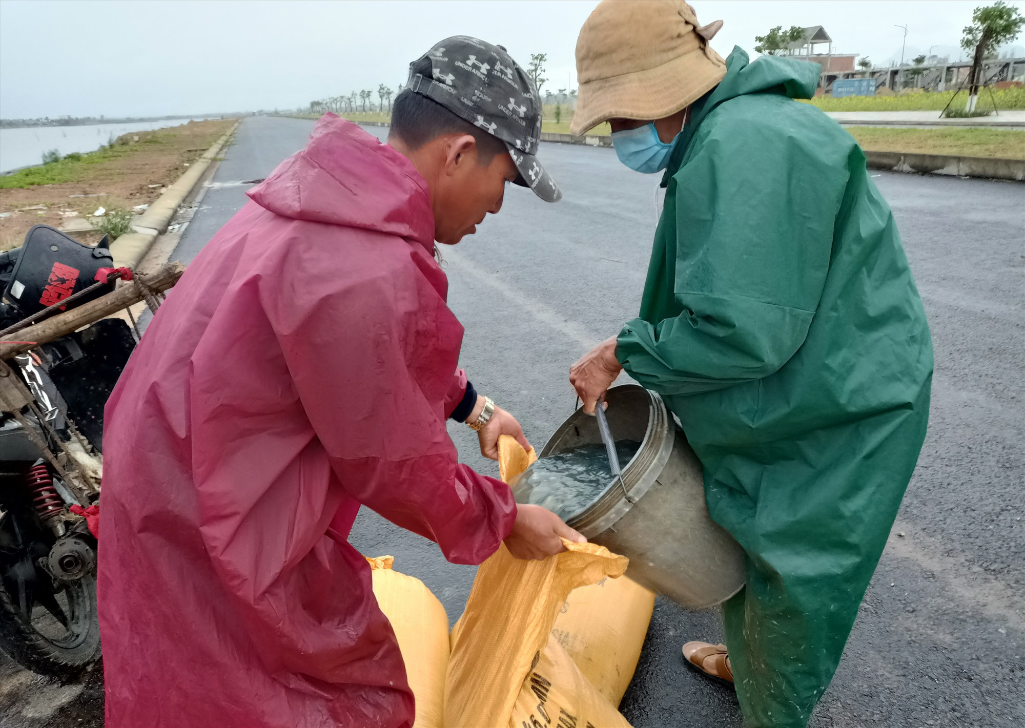 Xuống sông Trường Giang ở Quảng Nam vớt con nổi lập lờ mặt nước lên bán làm món đặc sản, kiếm tiền triệu - Ảnh 4.