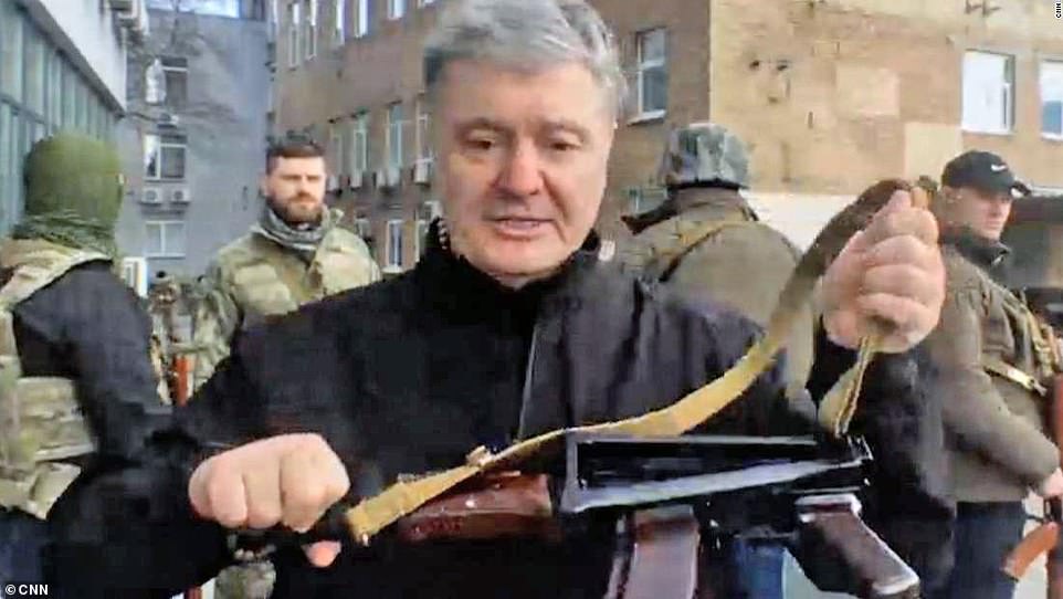Bất ngờ hình ảnh cựu Tổng thống Ukraine Poroshenko cầm súng AK-47 xuống đường bảo vệ Kiev  - Ảnh 1.