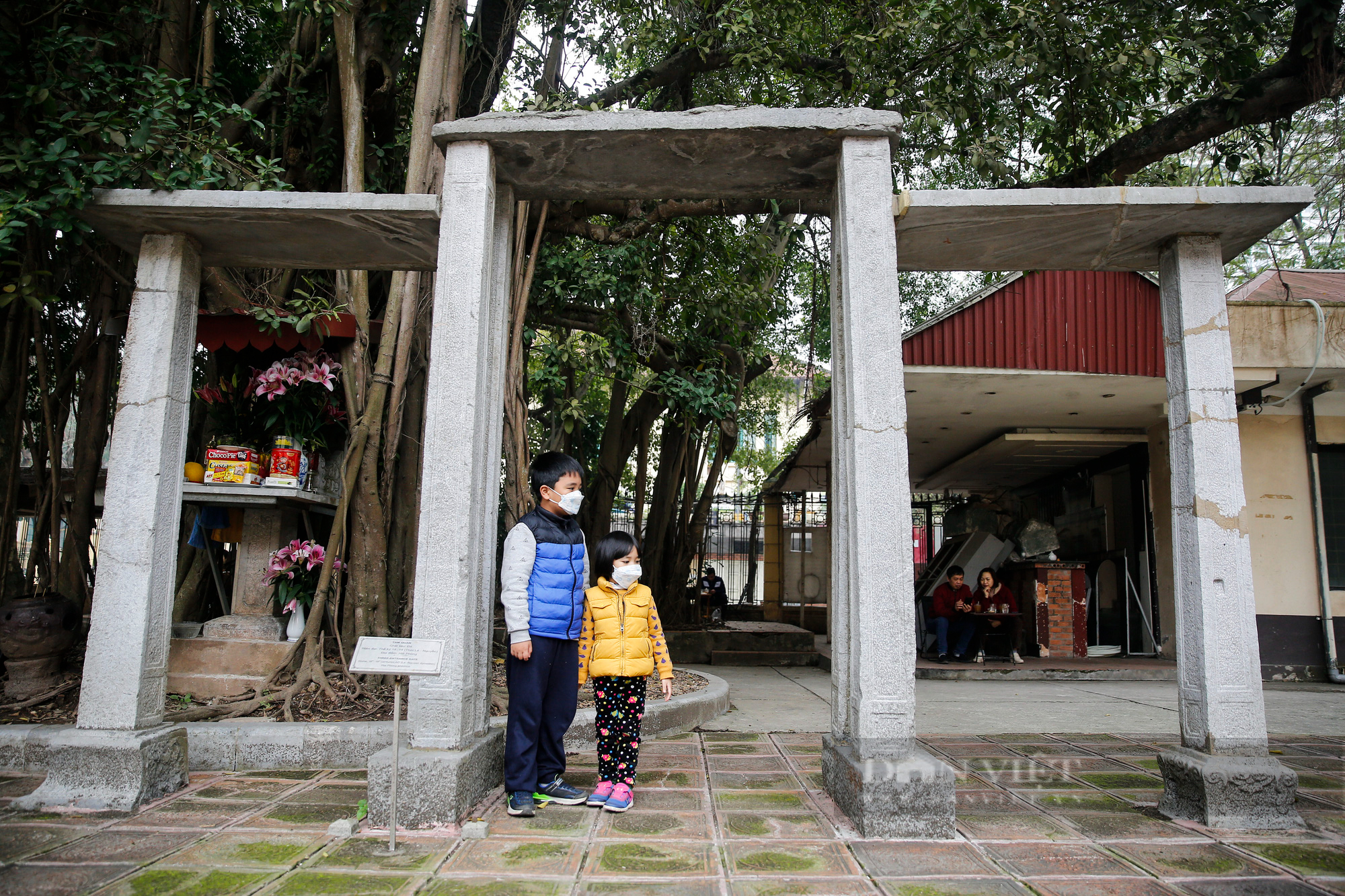 Cận cảnh cổng tam quan làm bằng đá trăm tuổi &quot;hiếm có khó tìm&quot; tại Việt Nam - Ảnh 2.