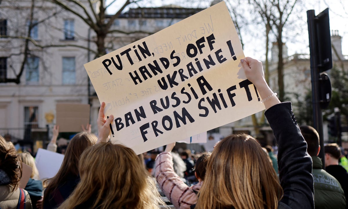 EU ủng hộ việc cấm Nga khỏi mạng lưới Swift: Đòn phạt đau đớn. Ảnh: @AFP.