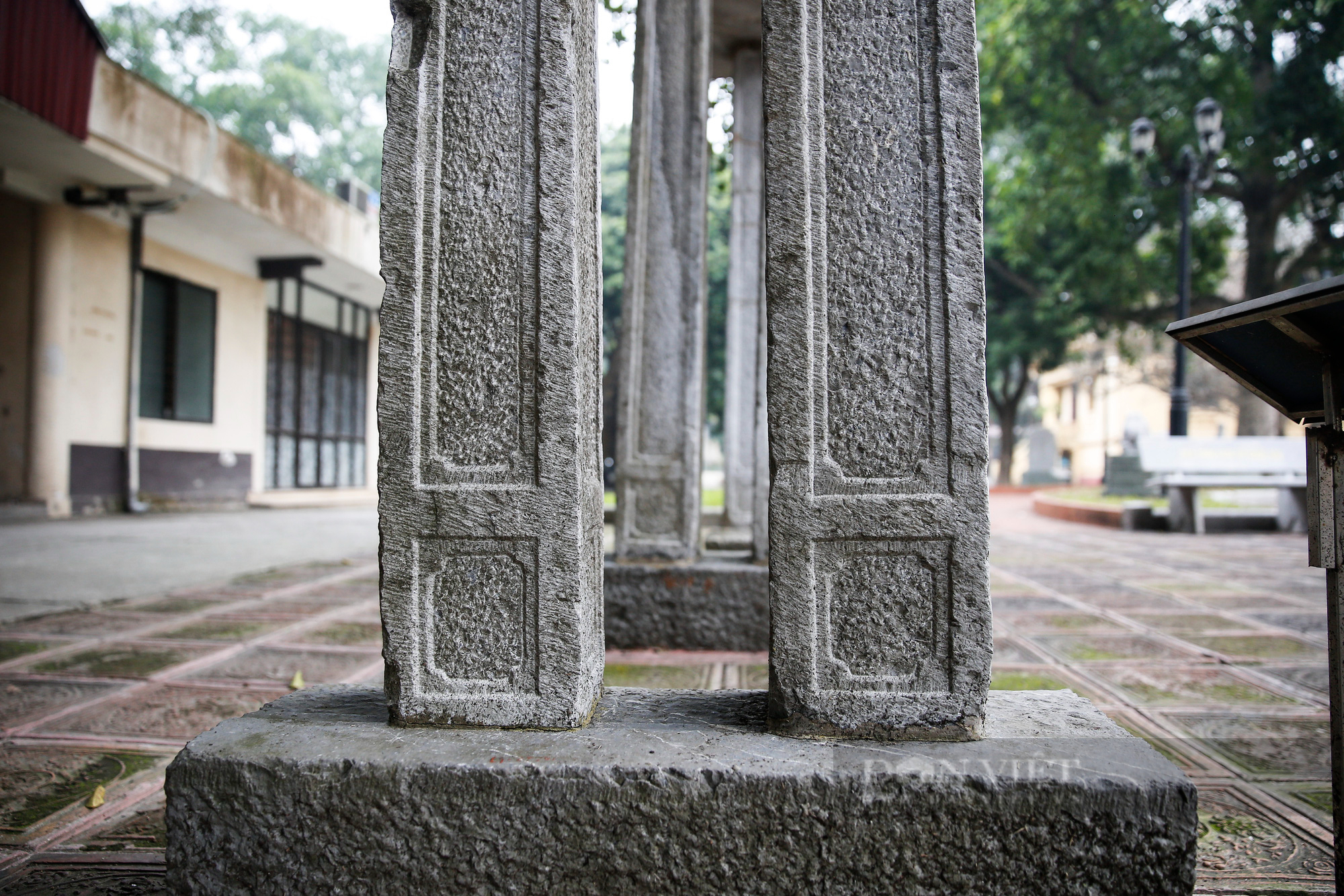 Cận cảnh cổng tam quan làm bằng đá trăm tuổi &quot;hiếm có khó tìm&quot; tại Việt Nam - Ảnh 4.