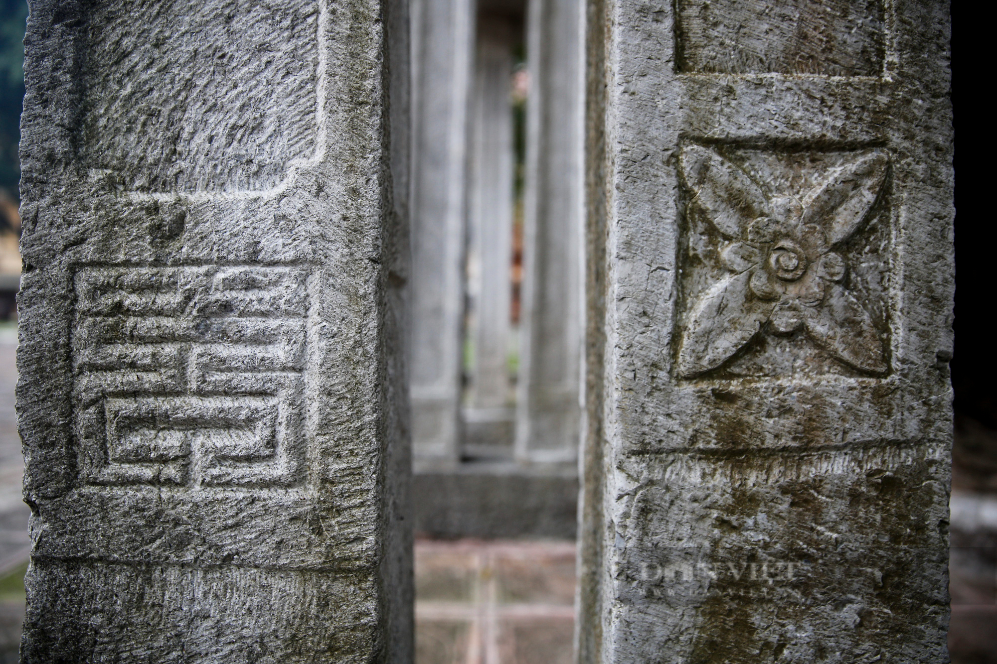 Cận cảnh cổng tam quan làm bằng đá trăm tuổi &quot;hiếm có khó tìm&quot; tại Việt Nam - Ảnh 5.