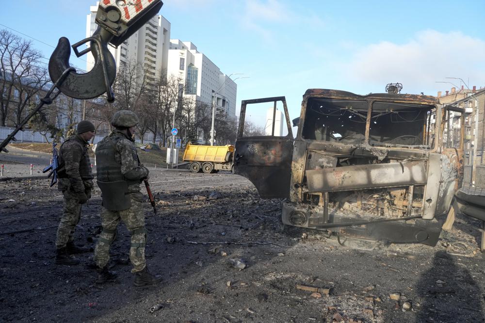 Chiến sự Nga-Ukraine: Thành phố lớn thứ 2 của Ukraine thất thủ, Kiev 'ngàn cân treo sợi tóc' - Ảnh 2.