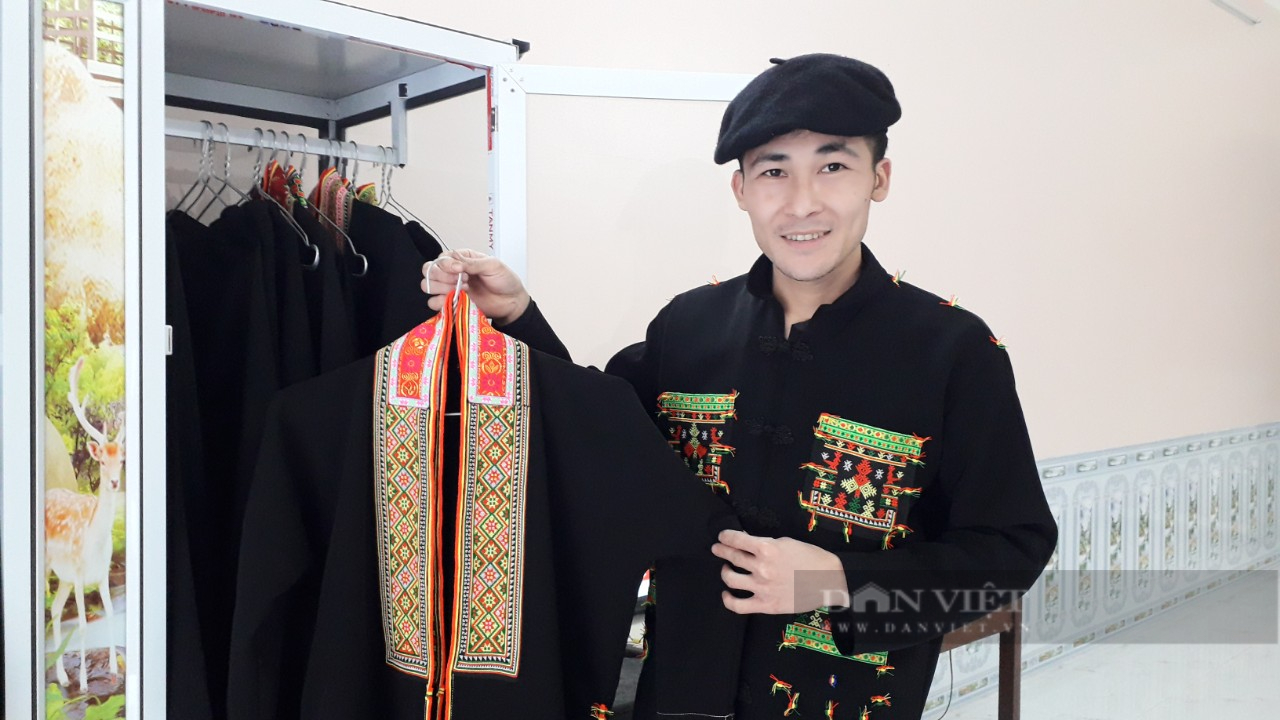 Trang phục truyền thống của người Dao mang đậm nét văn hóa dân tộc. Hãy xem hình ảnh để cảm nhận được sự tinh tế và đặc biệt trong thiết kế của họ.