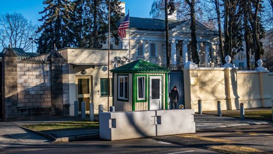 Mỹ cho phép nhân viên ngoại giao rời đại sứ quán tại Nga, Belarus - Ảnh 1.