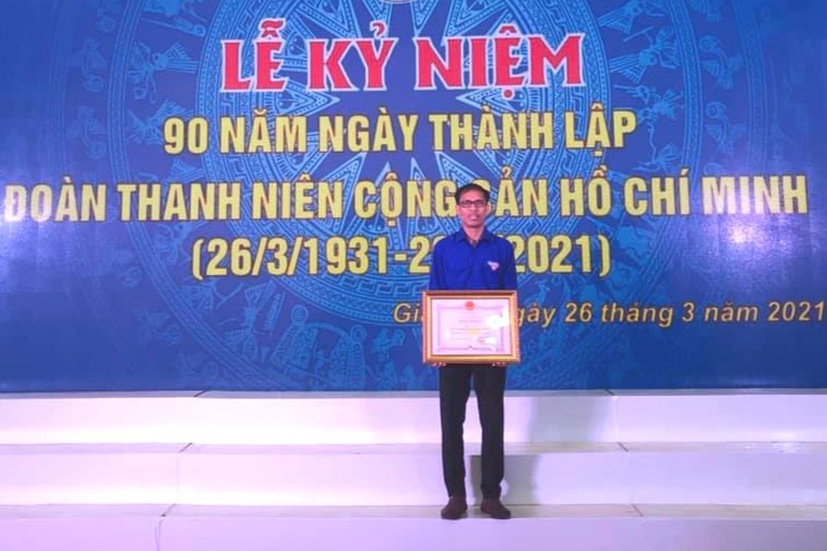 Thầy giáo Jrai ăn cơm độn lấy bằng Thạc sĩ, gieo chữ cho học trò nghèo - Ảnh 1.