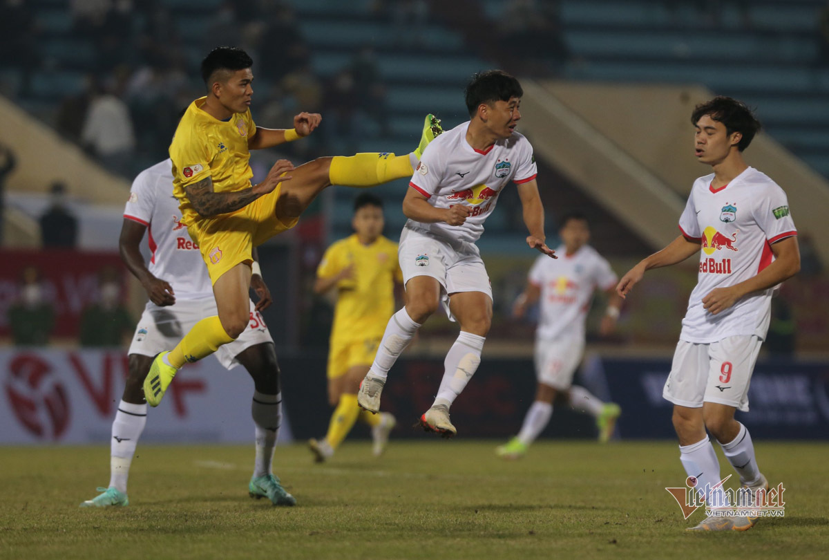 Vòng 1 V.League 2022: Nam Định vẫn &quot;sống tốt&quot; nhờ điểm tựa Thiên Trường - Ảnh 1.