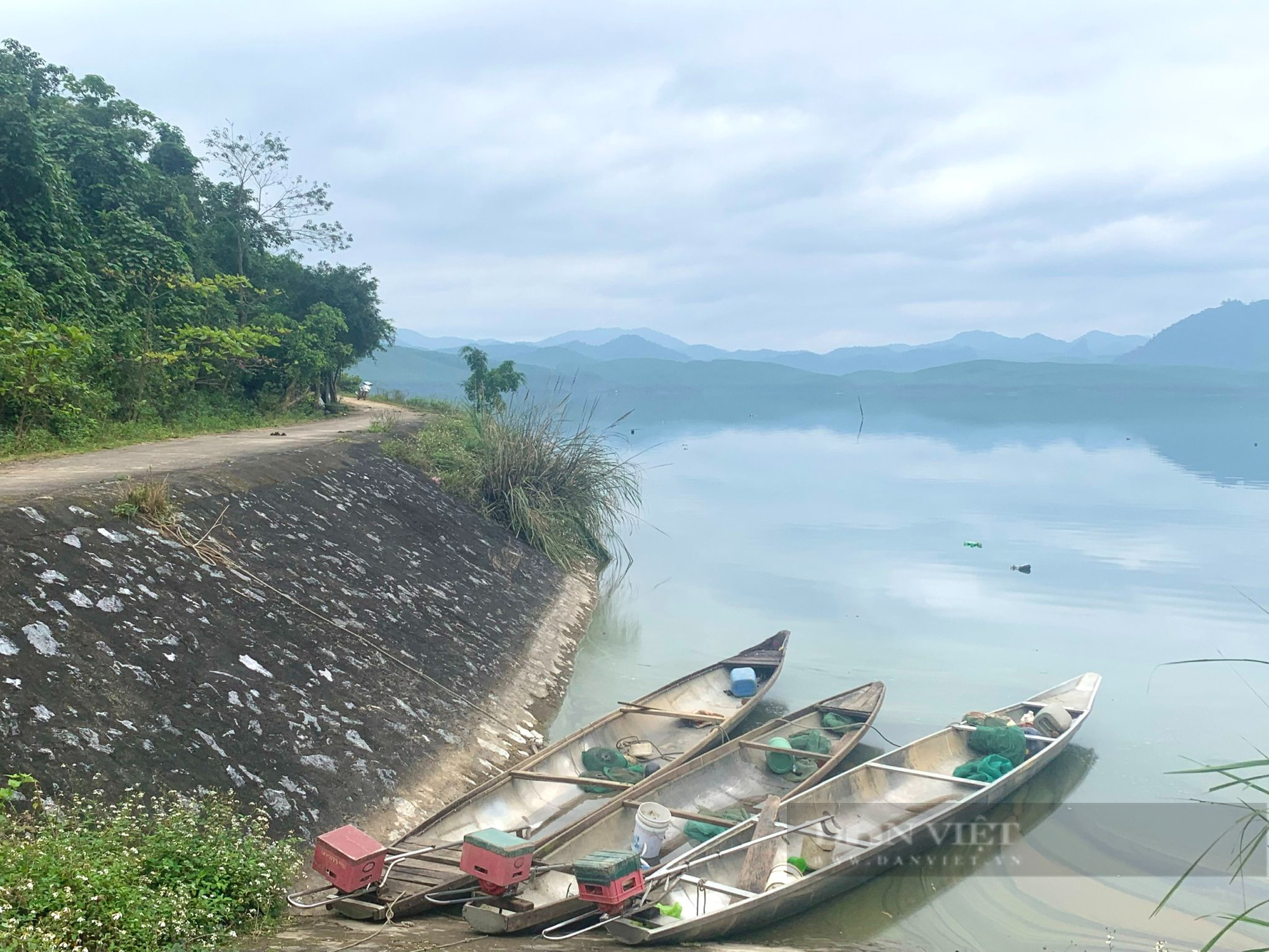 Vụ con giết cha ở Quảng Bình: Nông dân chăn bò cùng truy tìm nghi phạm - Ảnh 2.