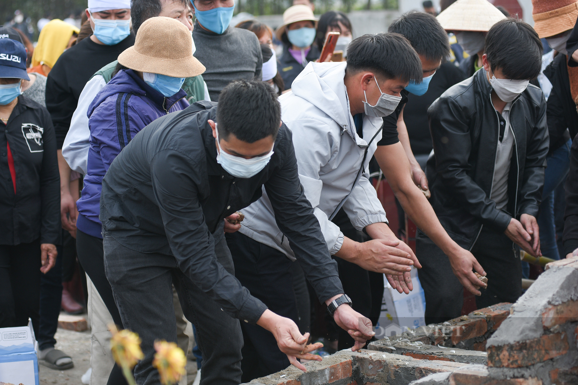 Vụ chìm ca nô ở biển Cửa Đại, Quảng Nam: Tang thương bao trùm miền quê ngoại thành Hà Nội - Ảnh 11.