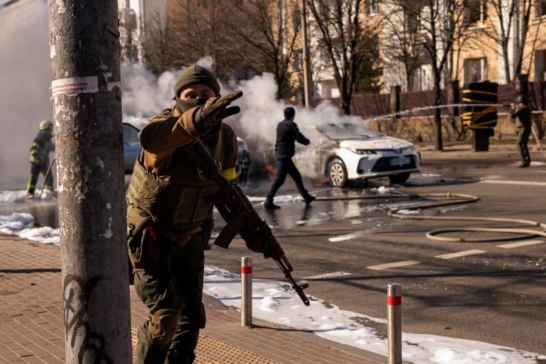 Chiến sự Nga-Ukraine ngày 28/2: Giao tranh ác liệt, Nga áp sát Kiev, dân thường Ukraine hóa chiến binh   - Ảnh 1.