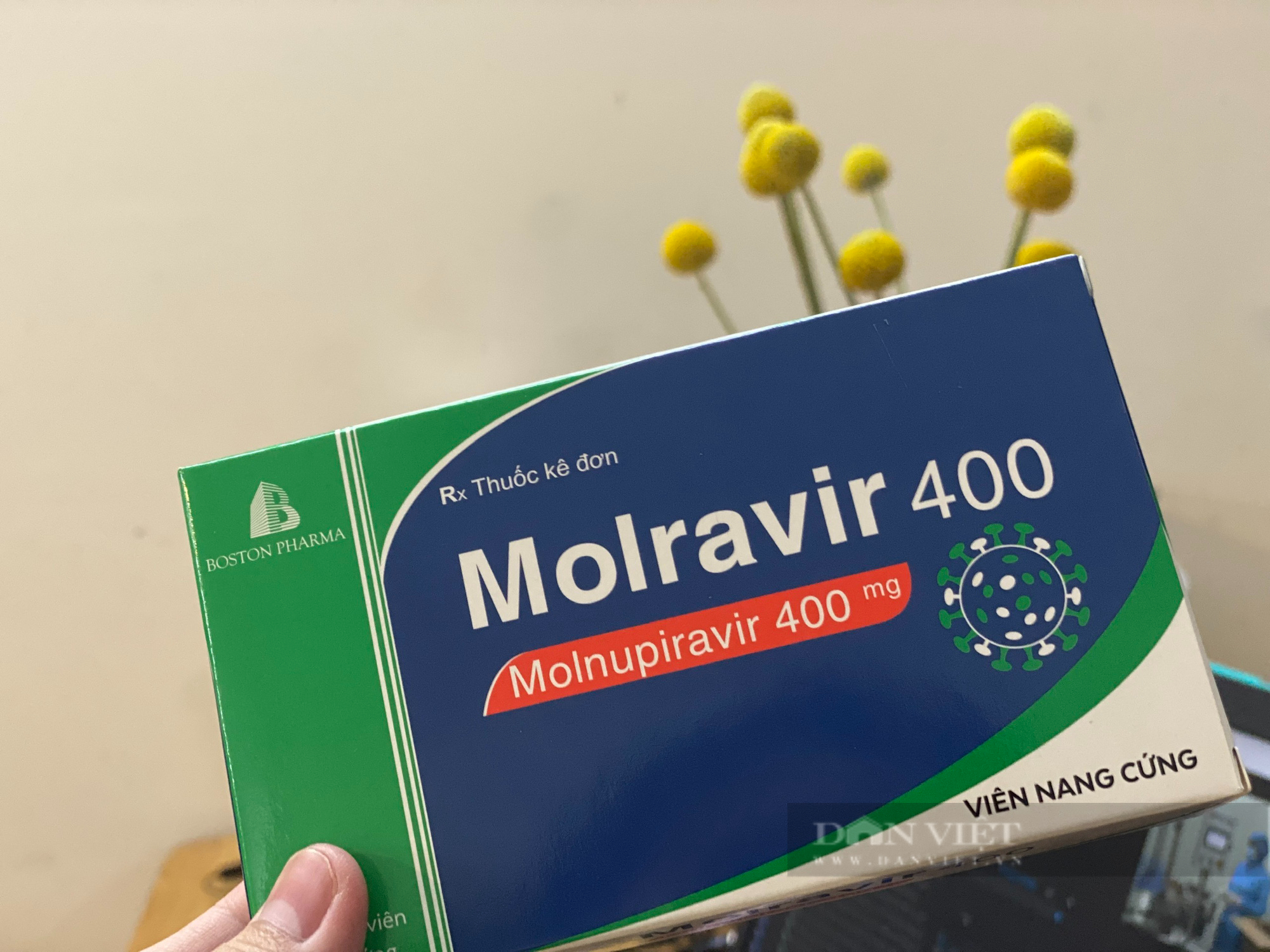 Khó khăn khi mua Molnupiravir tại nhà thuốc, người dân xoay xở tự mua - Ảnh 3.