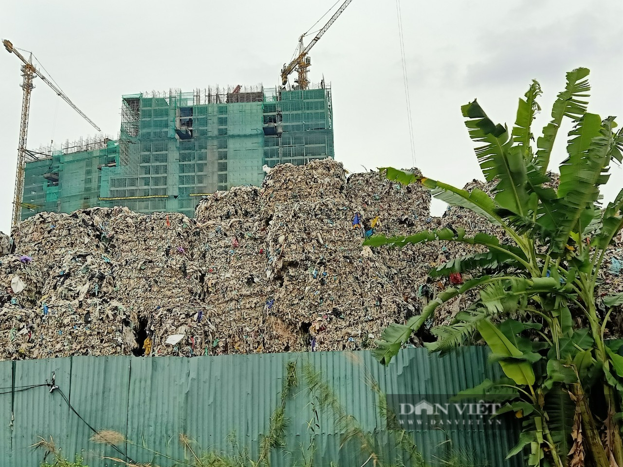 Hải Dương: Hãi hùng hàng nghìn tấn rác sừng sững cạnh khu đô thị sinh thái bậc nhất tỉnh - Ảnh 4.