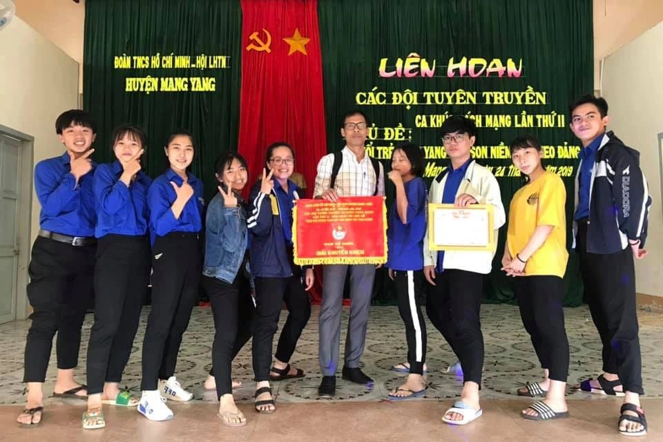 Thầy giáo Jrai ăn cơm độn lấy bằng Thạc sĩ, gieo chữ cho học trò nghèo - Ảnh 2.