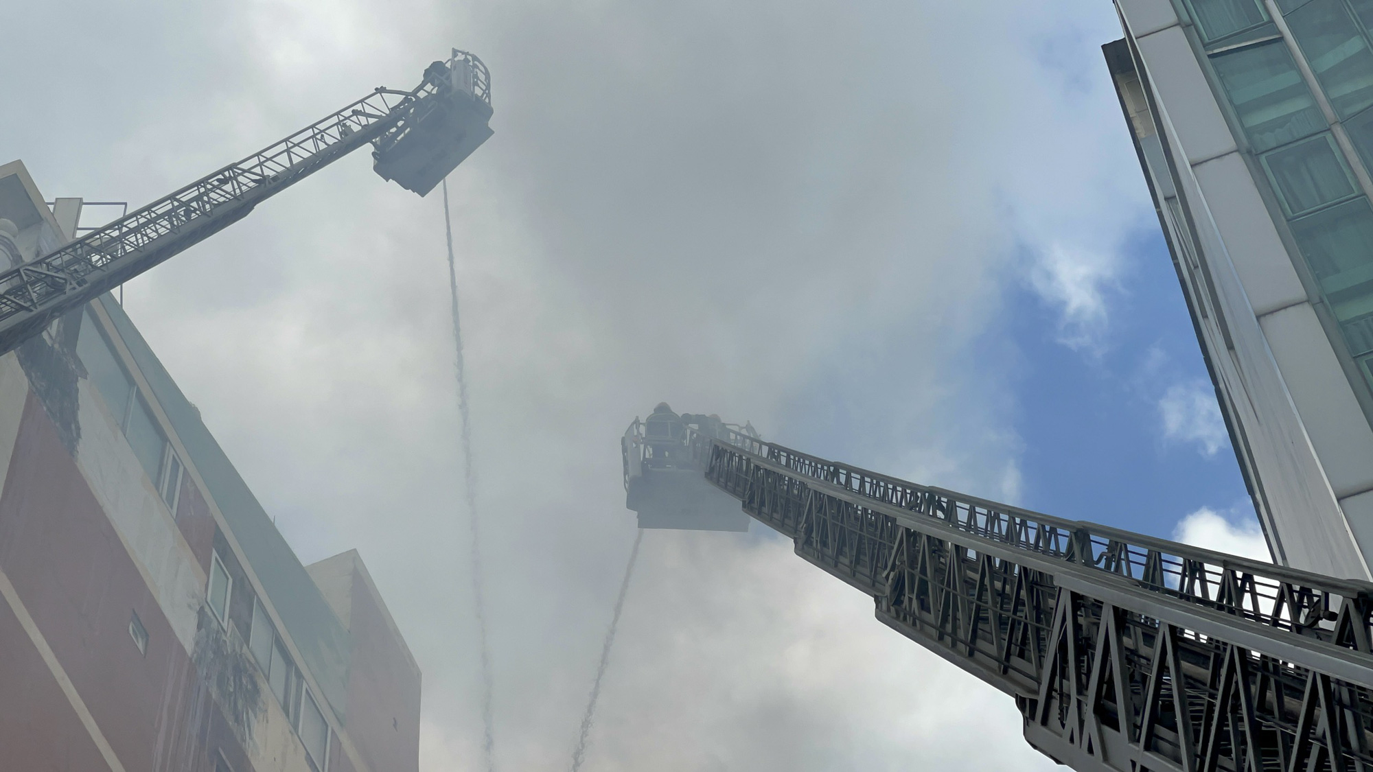 Giải cứu thành công 3 người mắc kẹt trong đám cháy ở quận 1 - Ảnh 2.
