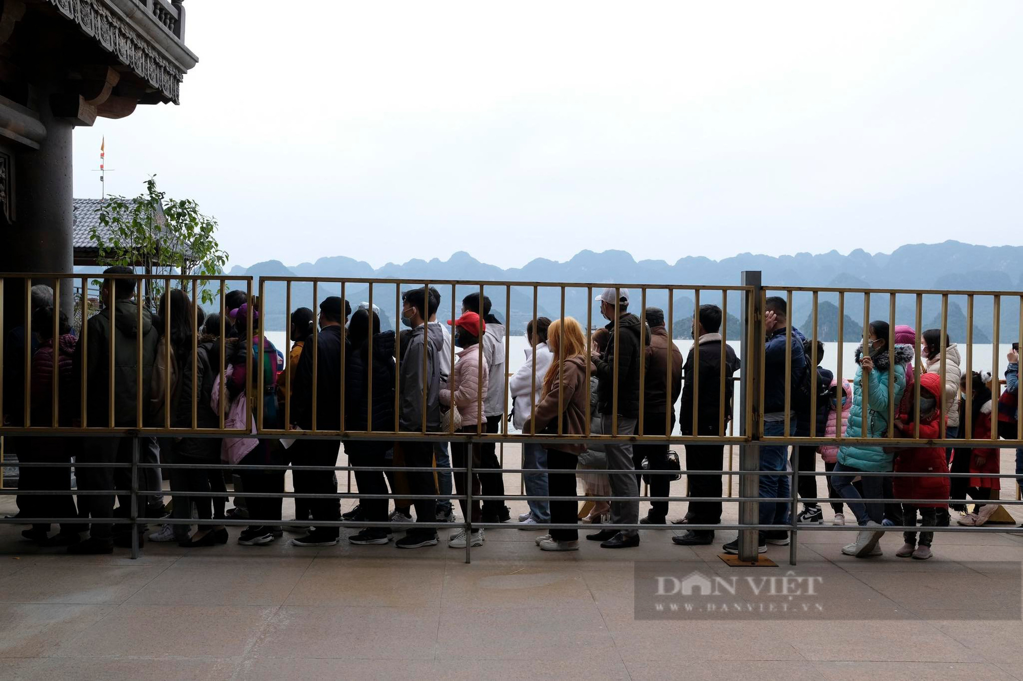 Hàng nghìn người đổ về đi lễ chùa Tam Chúc ngày mùng 3 Tết - Ảnh 4.