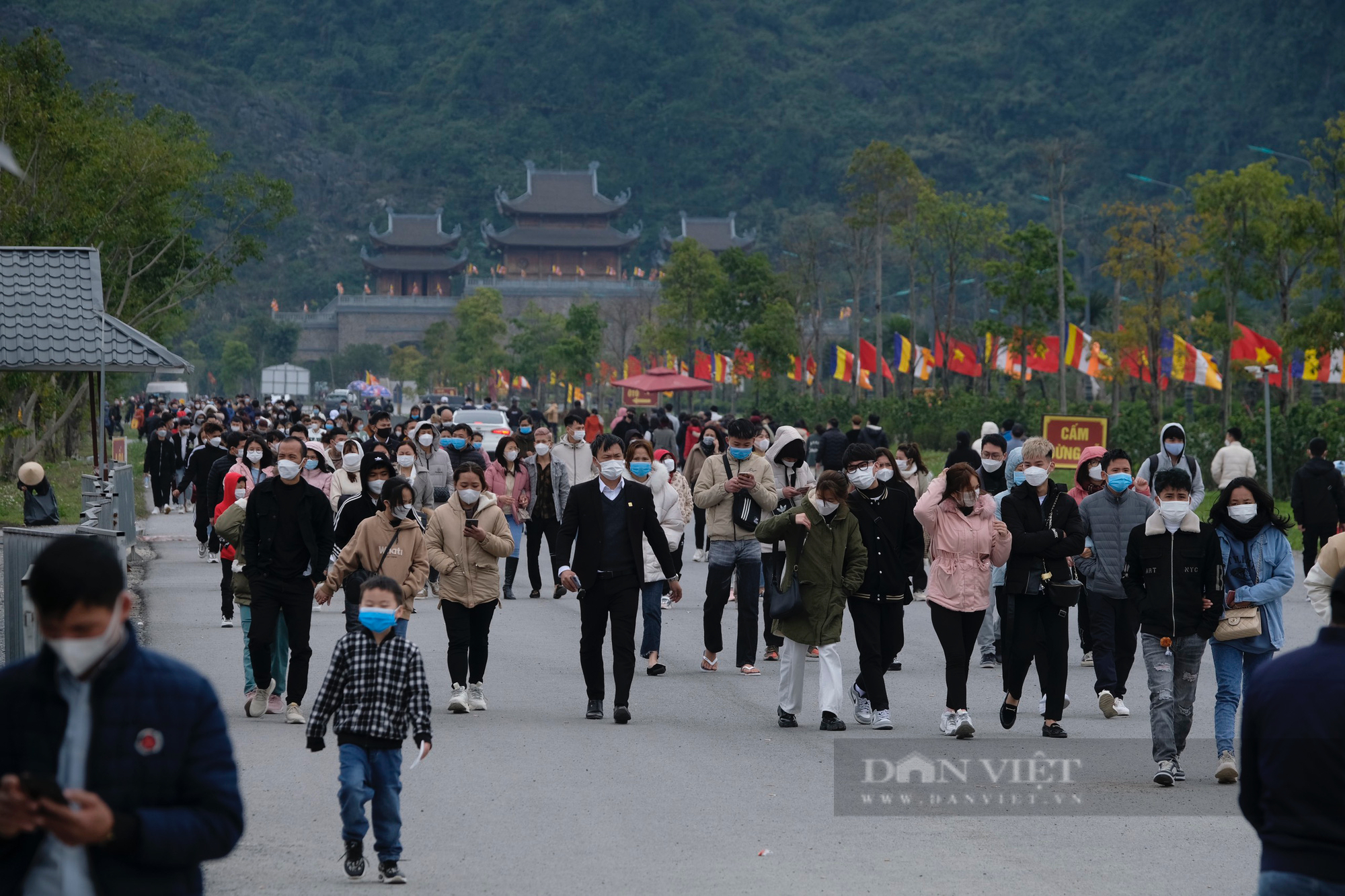 Hàng nghìn người đổ về đi lễ chùa Tam Chúc ngày mùng 3 Tết - Ảnh 6.