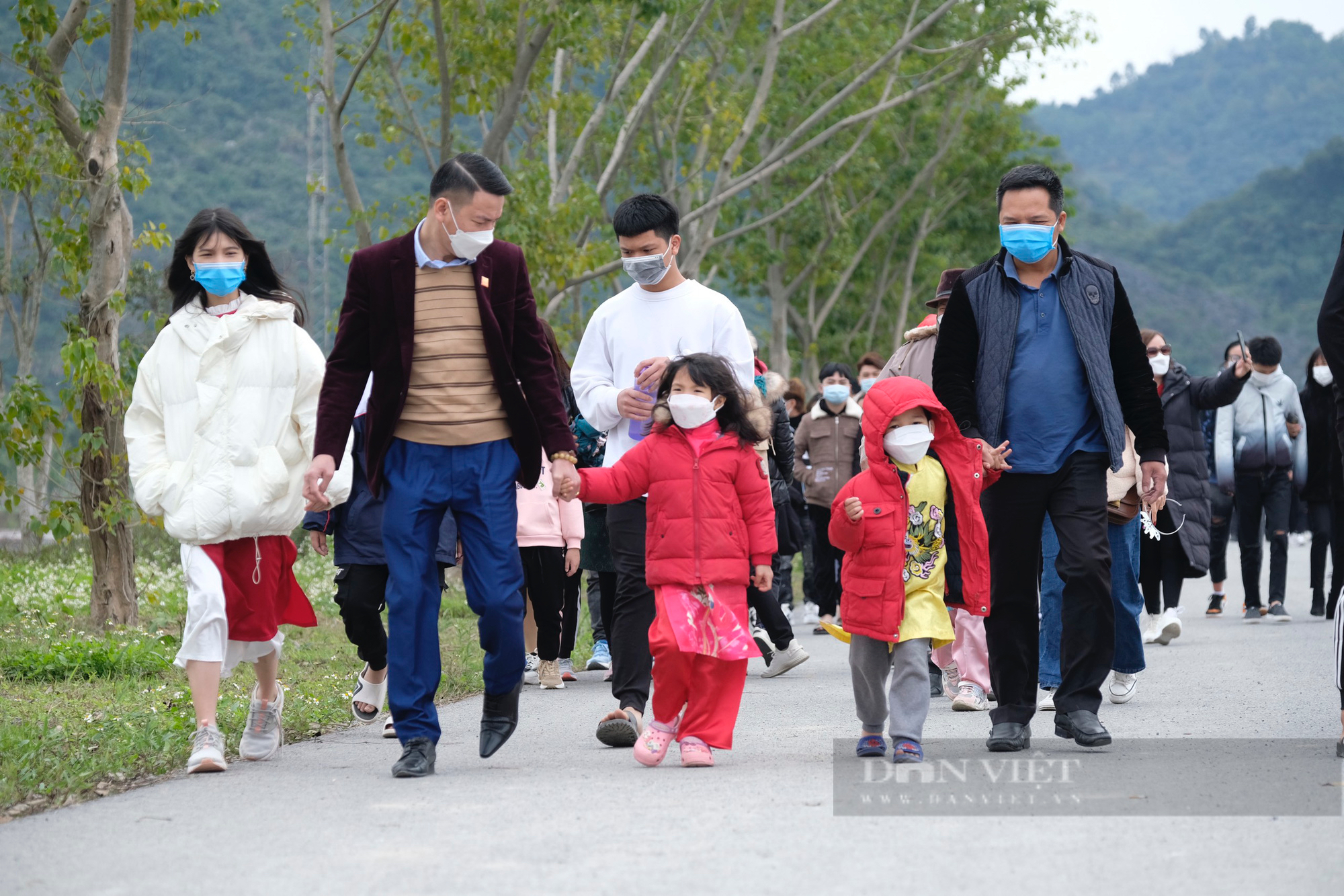 Hàng nghìn người đổ về đi lễ chùa Tam Chúc ngày mùng 3 Tết - Ảnh 9.
