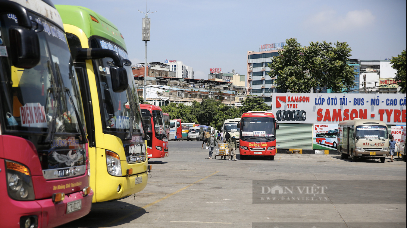 Bến xe thưa vắng, doanh nghiệp vận tải mòn mỏi chờ khách - Ảnh 1.