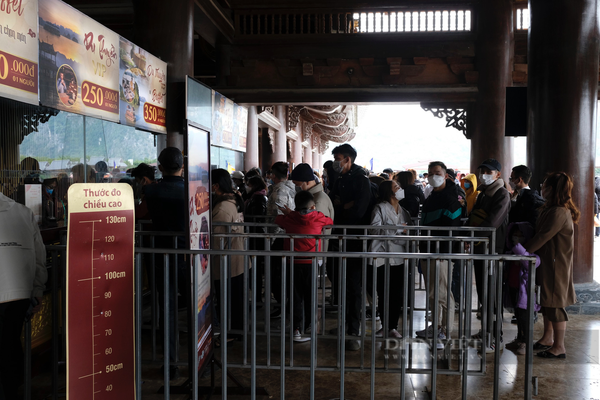 Hàng nghìn người đổ về đi lễ chùa Tam Chúc ngày mùng 3 Tết - Ảnh 5.