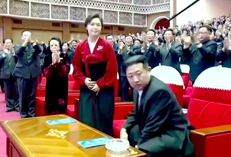 2 phụ nữ quan trọng nhất cuộc đời Kim Jong-un bất ngờ tái xuất cùng nhau - Ảnh 2.