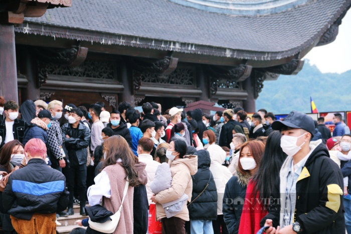 Chen chân đông nghẹt, nhiều bạn trẻ trèo cả lên mái khu du lịch chùa Tam Chúc chụp ảnh đầu năm mới - Ảnh 12.