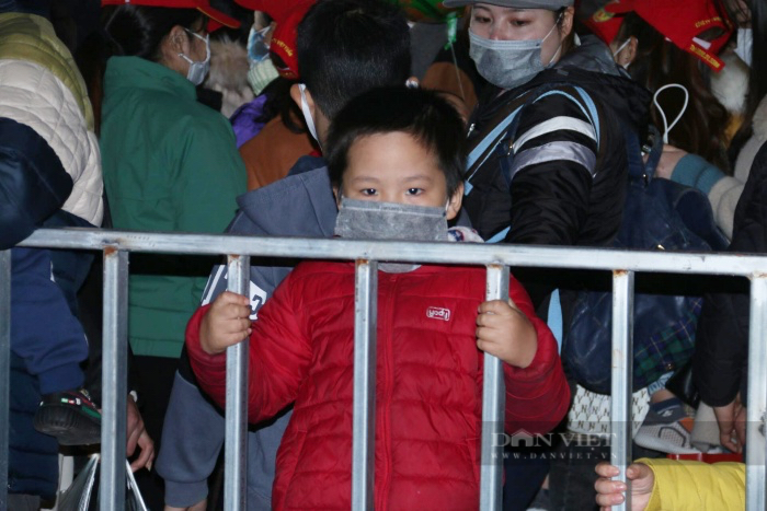 Chen chân đông nghẹt, nhiều bạn trẻ trèo cả lên mái khu du lịch chùa Tam Chúc chụp ảnh đầu năm mới - Ảnh 5.