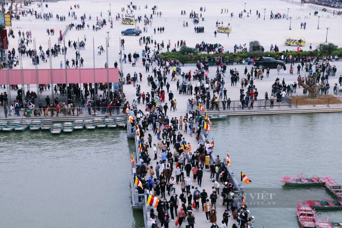 Chen chân đông nghẹt, nhiều bạn trẻ trèo cả lên mái khu du lịch chùa Tam Chúc chụp ảnh đầu năm mới - Ảnh 1.