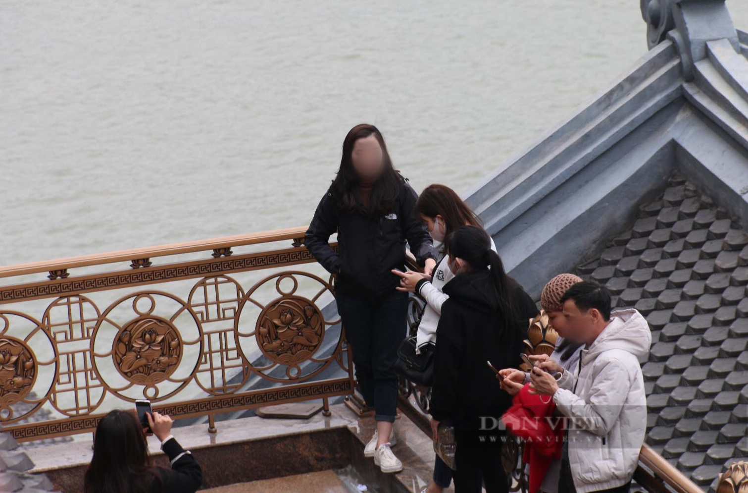Chen chân đông nghẹt, nhiều bạn trẻ trèo cả lên mái khu du lịch chùa Tam Chúc chụp ảnh đầu năm mới - Ảnh 8.