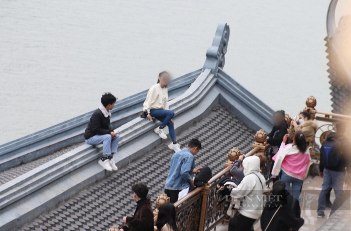 Chen chân đông nghẹt, nhiều bạn trẻ trèo cả lên mái khu du lịch chùa Tam Chúc chụp ảnh đầu năm mới - Ảnh 9.