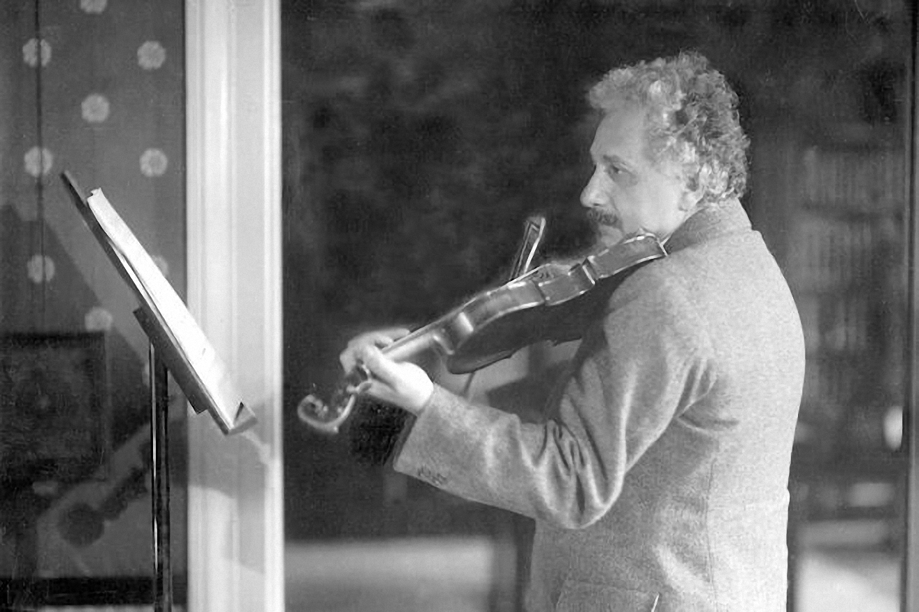 Mối tình của Einstein và đàn vĩ cầm - Ảnh 1.