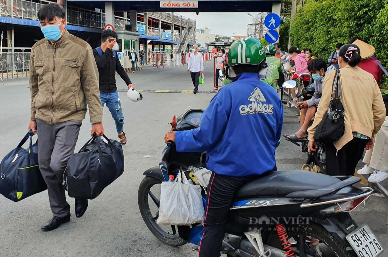 Người miền Tây đi xe máy, lỉnh kỉnh đồ đạc trở lại Sài Gòn sau Tết - Ảnh 8.
