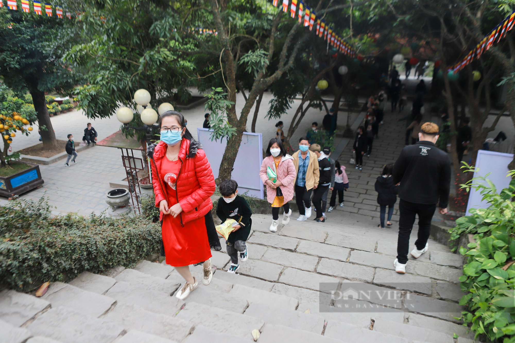 Người dân xếp hàng dài ngăn nắp vào chùa cầu an những ngày đầu năm - Ảnh 3.