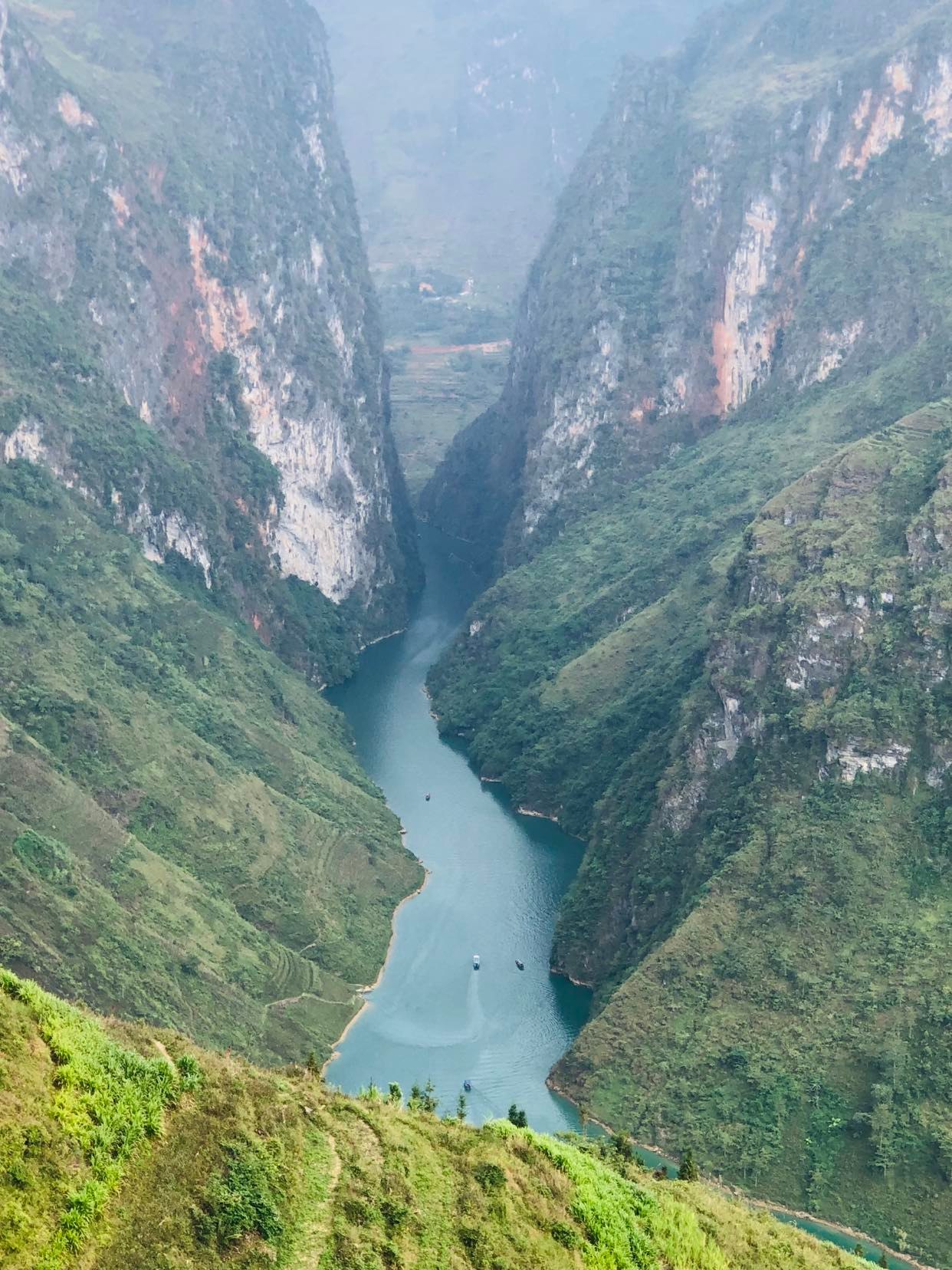 Du khách ùn ùn đổ về Sa Pa, Hà Giang, Mộc Châu ngày tết - Ảnh 3.