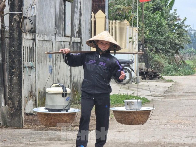 Tục 'gánh cỗ, góp mâm' hiếm có hàng trăm năm trong ngày Tết - Ảnh 16.