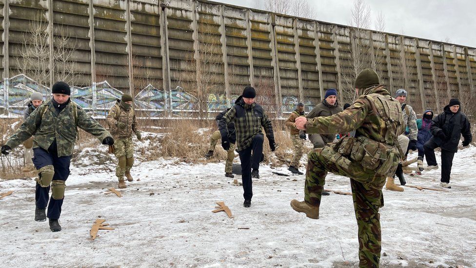 Thường dân Ukraine rốt ráo luyện tập chuẩn bị cho chiến tranh - Ảnh 1.
