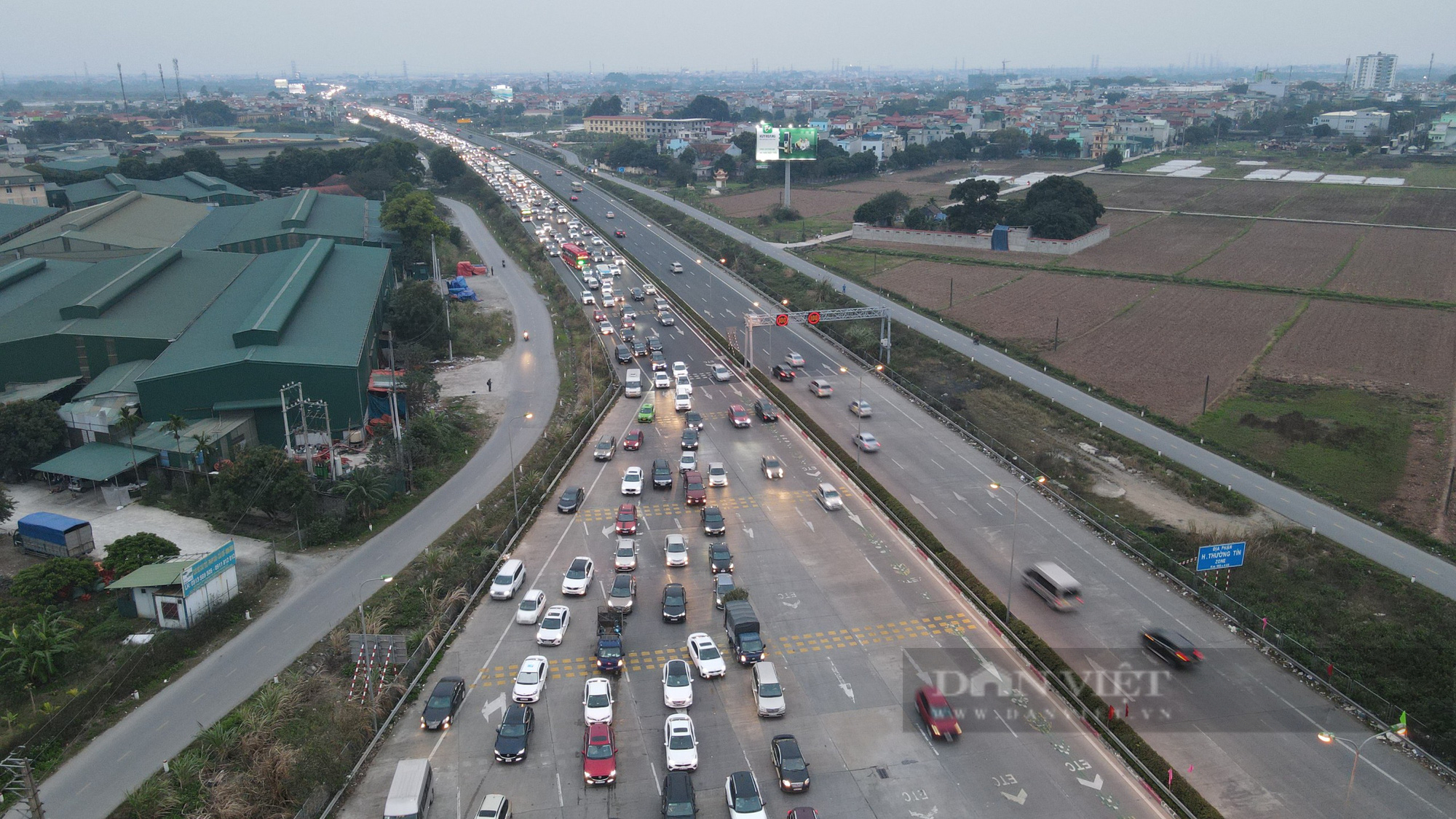 Cao tốc Pháp Vân - Cầu Giẽ tắc hàng Km trong ngày mùng 4 Tết - Ảnh 1.