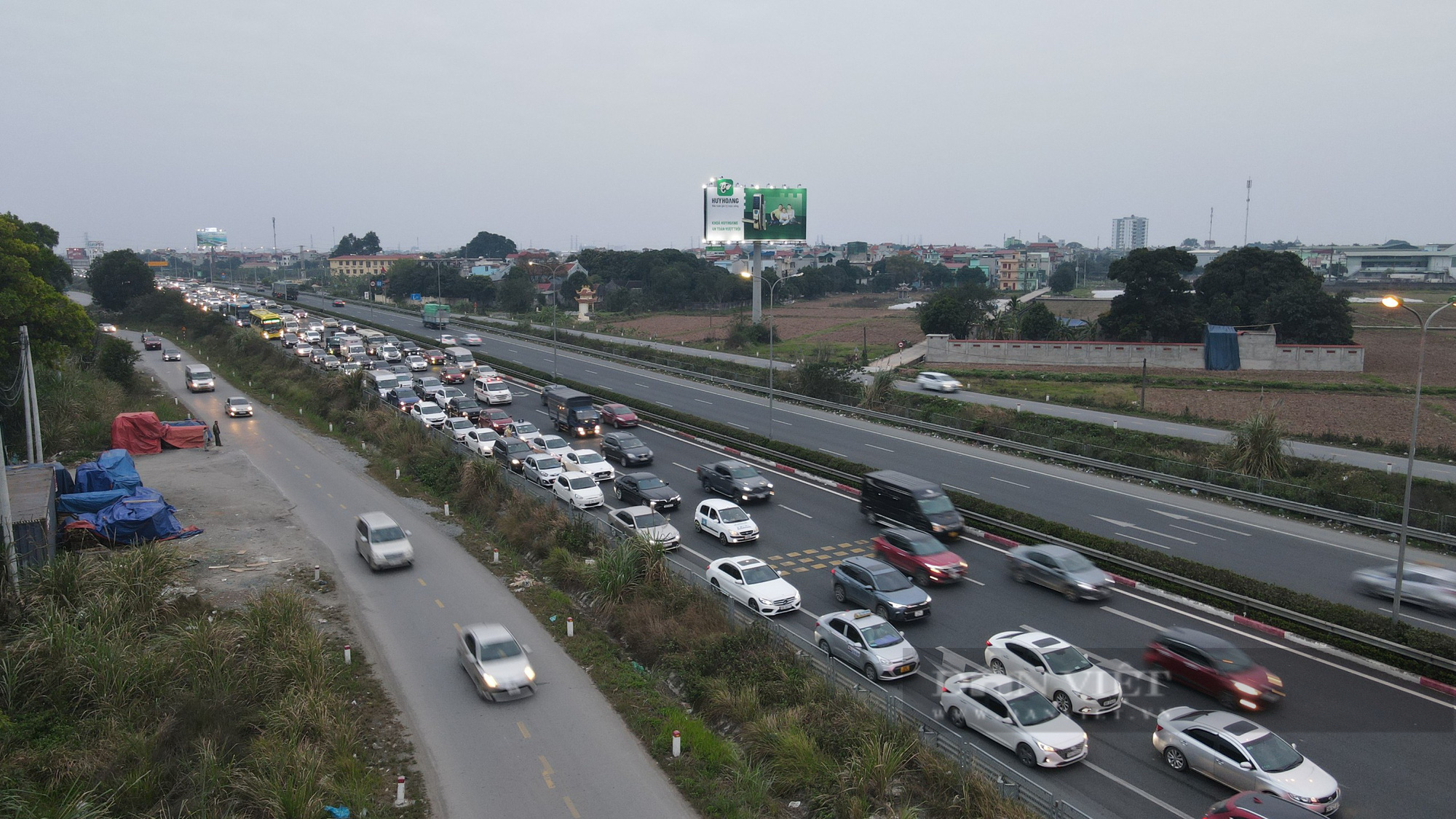 Cao tốc Pháp Vân - Cầu Giẽ tắc hàng Km trong ngày mùng 4 Tết - Ảnh 8.