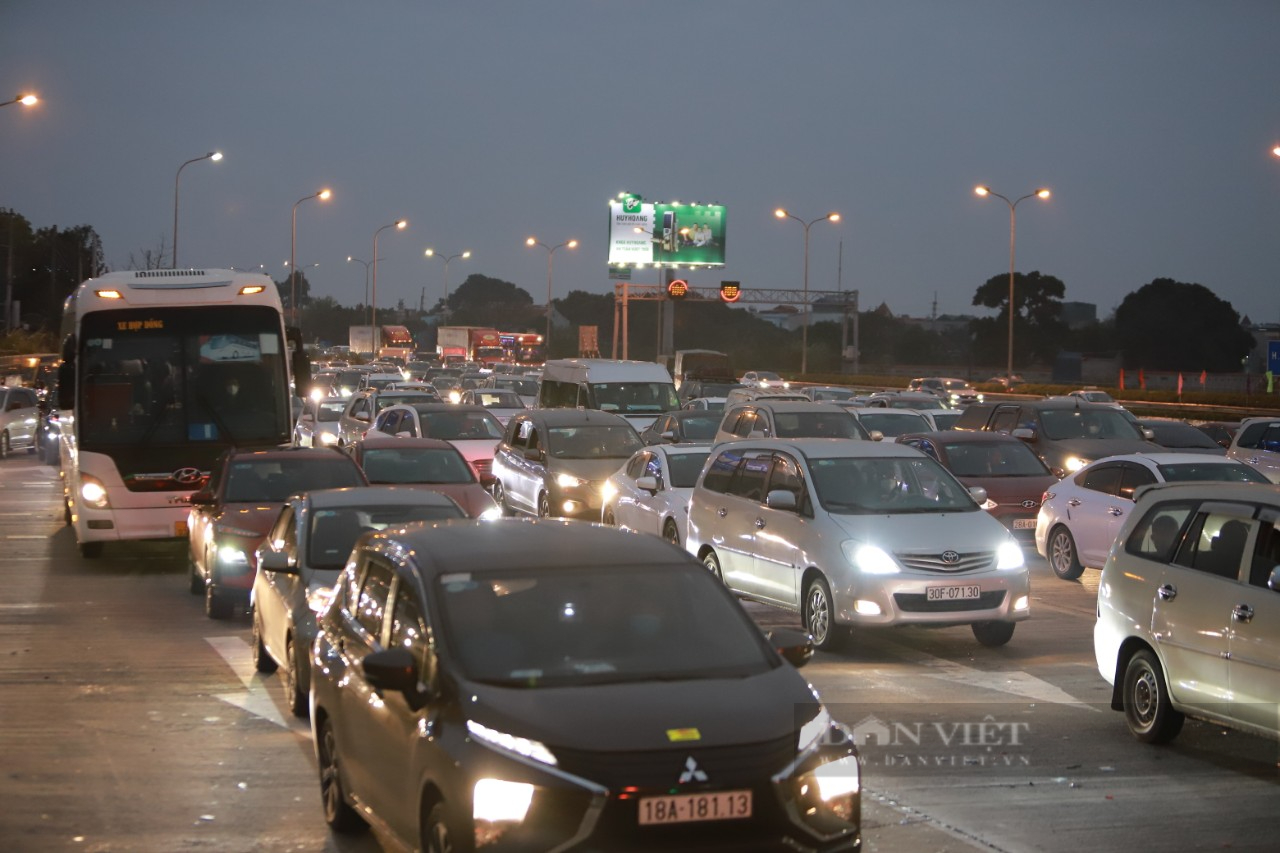 Cao tốc Pháp Vân - Cầu Giẽ tắc hàng Km trong ngày mùng 4 Tết - Ảnh 9.