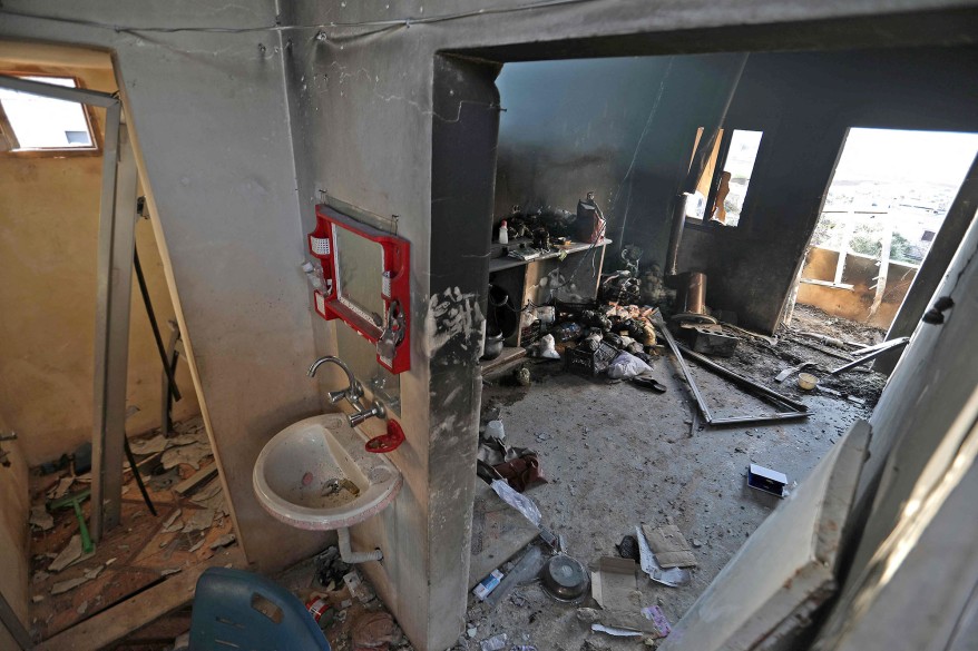 Sốc với hình ảnh kinh hoàng bên trong 'hang ổ' của thủ lĩnh IS mới bị Mỹ tiêu diệt - Ảnh 2.
