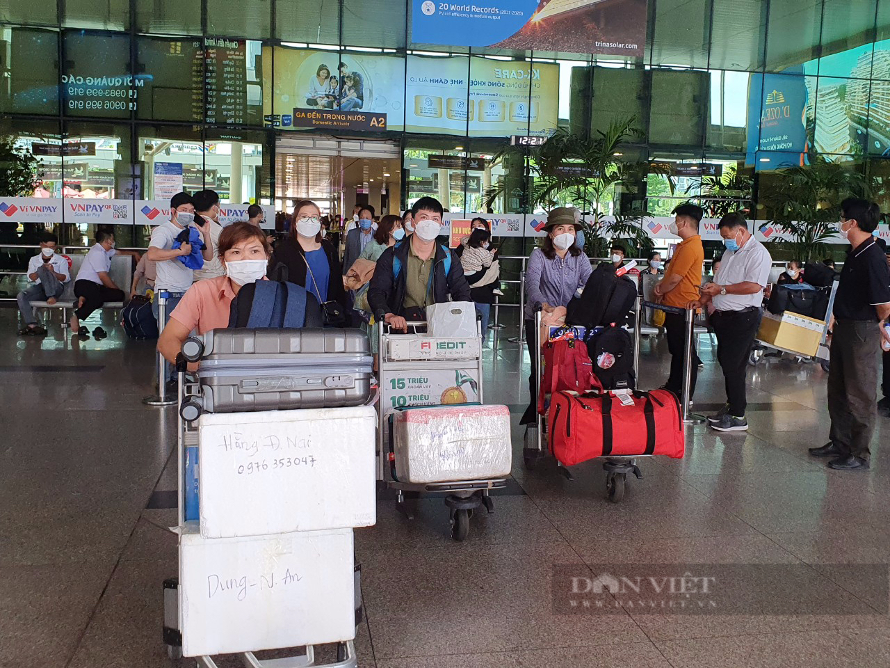 Sân bay Tân Sơn Nhất đông nghịt người trở lại TP.HCM sau Tết - Ảnh 9.