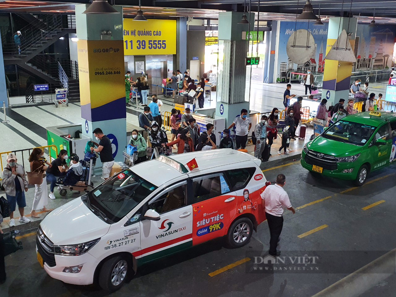 Sân bay Tân Sơn Nhất đông nghịt người trở lại TP.HCM sau Tết - Ảnh 2.