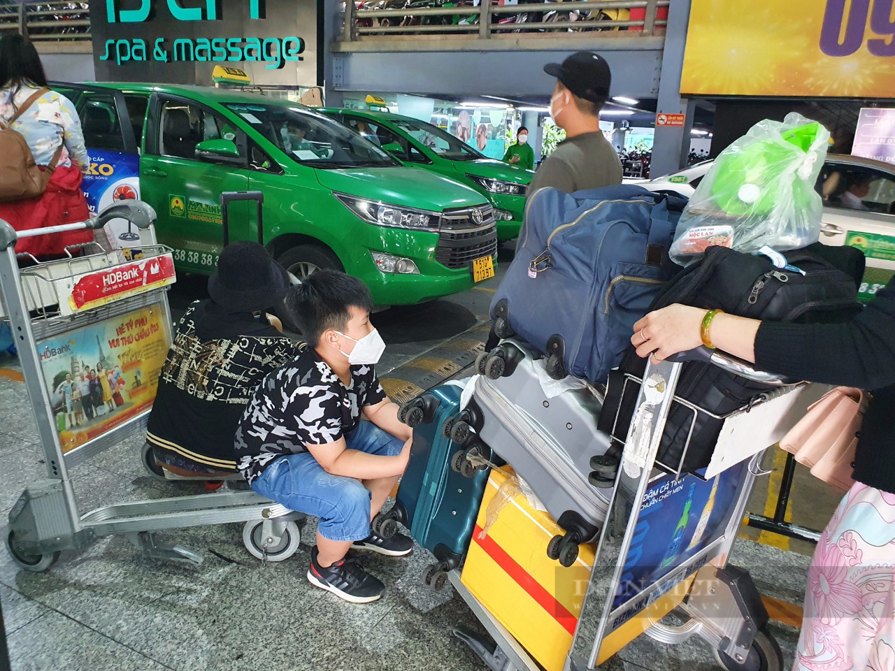 Sân bay Tân Sơn Nhất đông nghịt người trở lại TP.HCM sau Tết - Ảnh 4.
