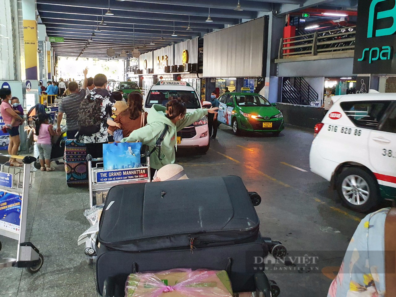 Sân bay Tân Sơn Nhất đông nghẹt, giá cước xe taxi, xe công nghệ tăng gấp đôi - Ảnh 2.
