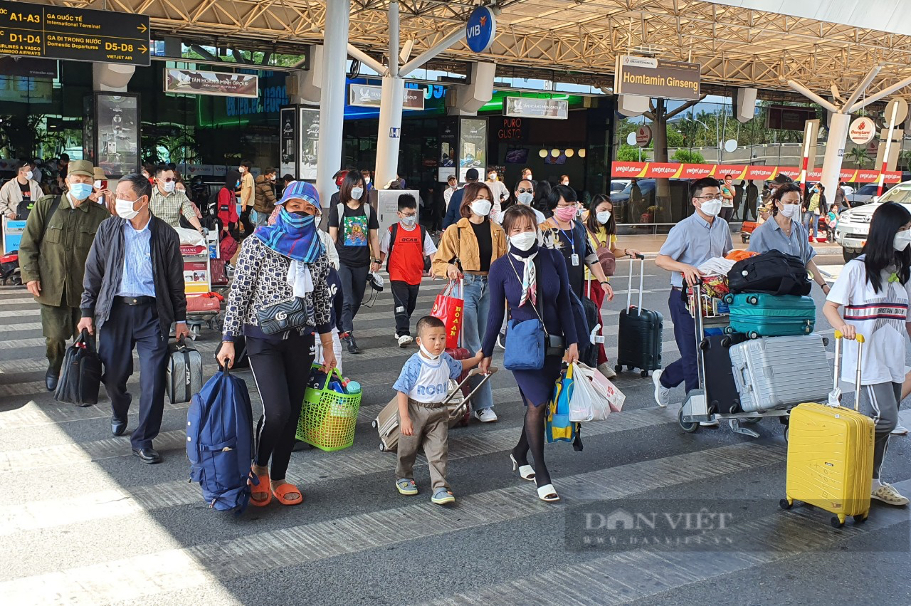 Sân bay Tân Sơn Nhất đông nghịt người trở lại TP.HCM sau Tết - Ảnh 1.