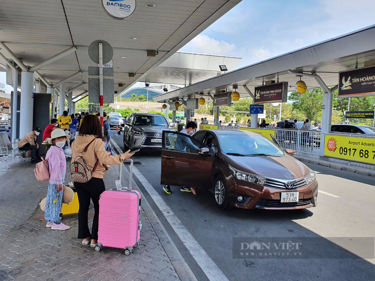 Sân bay Tân Sơn Nhất đông nghịt người trở lại TP.HCM sau Tết - Ảnh 7.