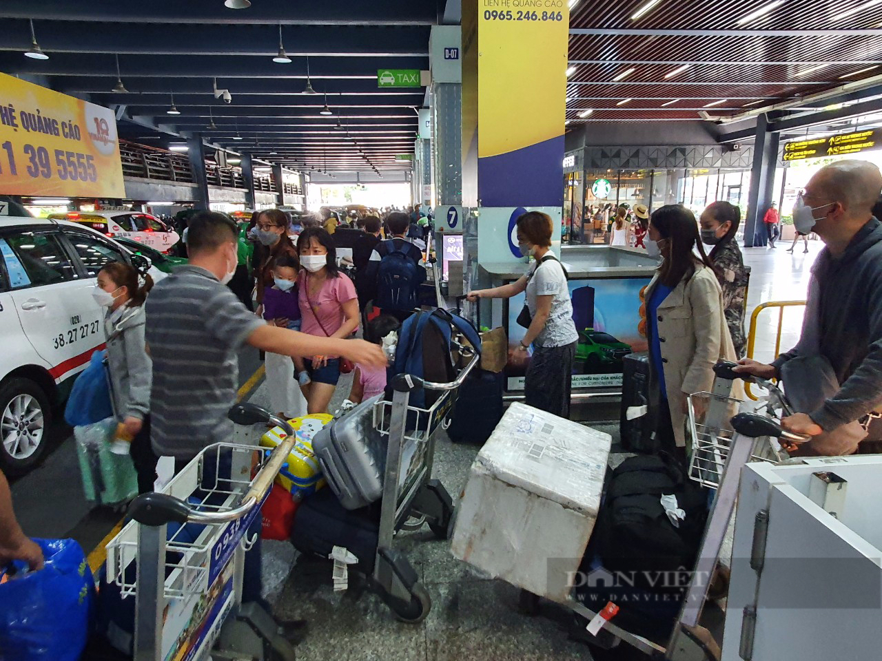 Sân bay Tân Sơn Nhất đông nghịt người trở lại TP.HCM sau Tết - Ảnh 3.