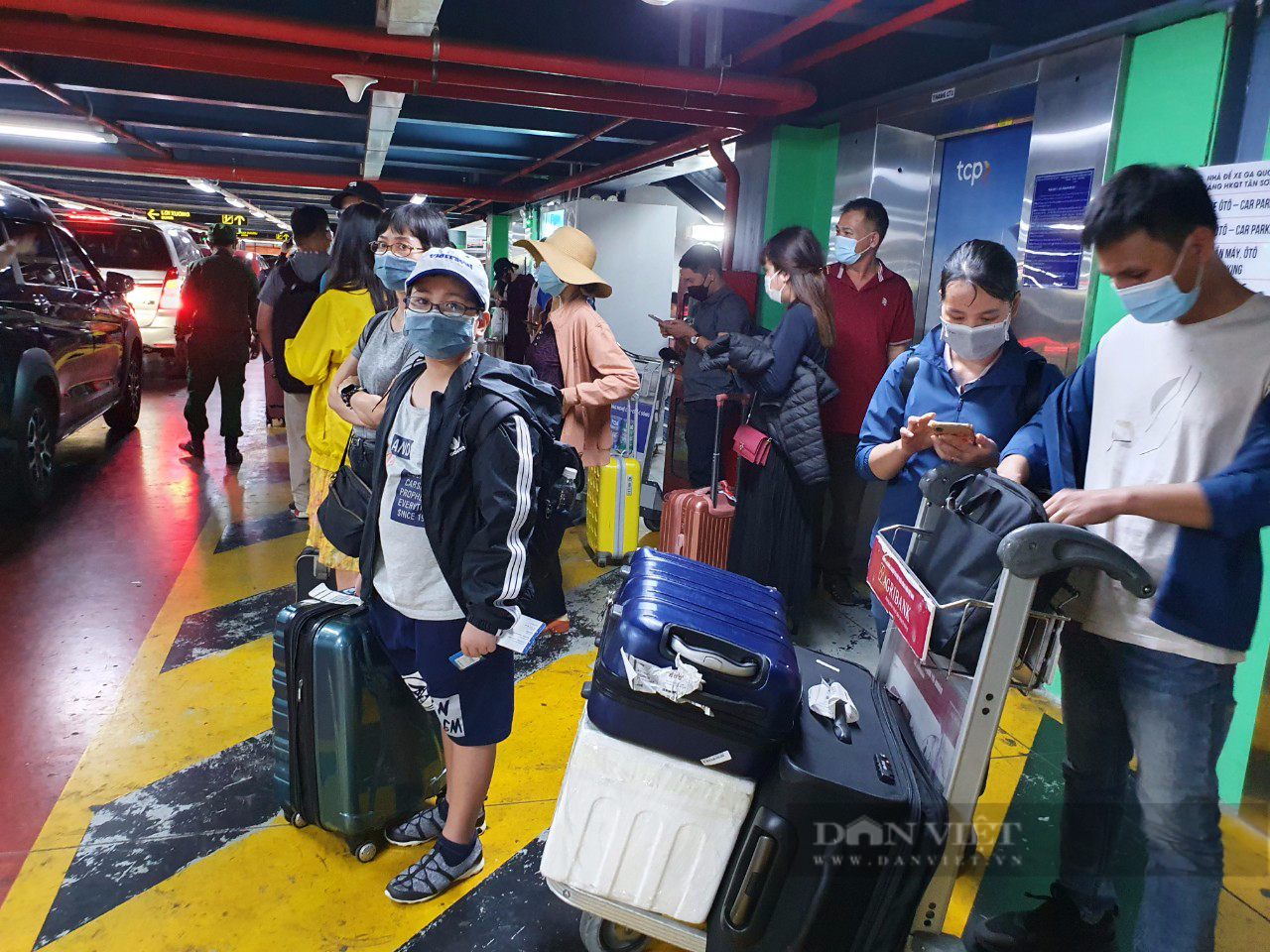 Sân bay Tân Sơn Nhất đông nghẹt, giá cước xe taxi, xe công nghệ tăng gấp đôi - Ảnh 1.
